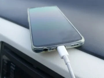 車内でのiPhone充電は良くない？安全に使うためのポイント